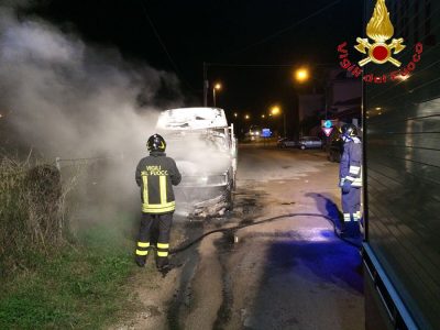 I Vigili del fuoco spengono l'incendio che ha distrutto due auto