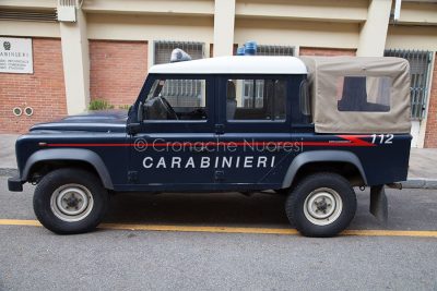 Camionetta dei Carabinieri davanti al Comando Provinciale di Nuoro (foto Cronache Nuoresi)