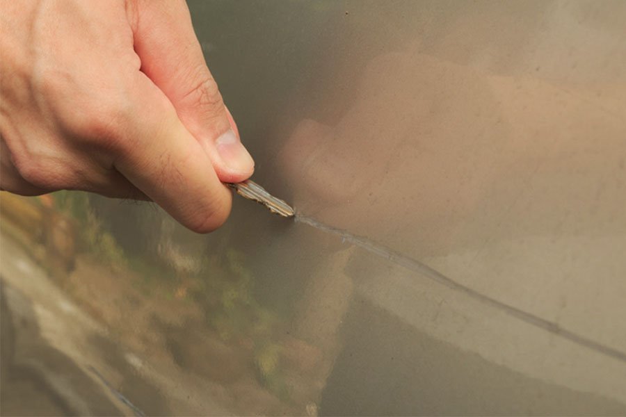 Nuoro. Riga la macchina al vicino che l’aveva segnalata per un danno: 80enne denunciata