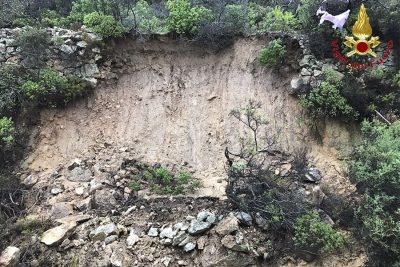 Il costone roccioso interessato dalla frana (foto Vigili del Fuoco)