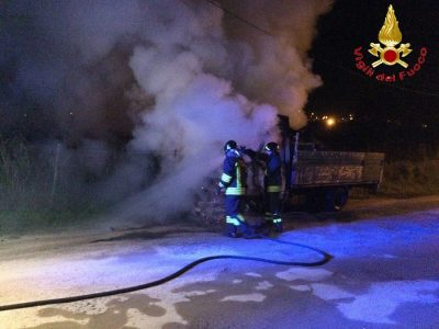 Oliena. I Vigili del fuoco spengono l'incendio che ha distrutto furogone