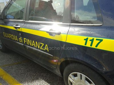 Un'autovettura della Guardia di Finanza (foto Cronache Nuoresi)