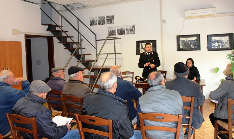 Ottana. I Carabinieri spiegano agli anziani come proteggersi dalle truffe