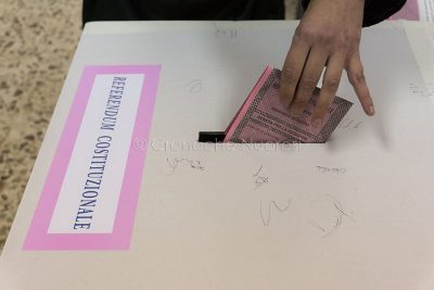 Urne aperte per il referendum (foto Cronache Nuoresi)