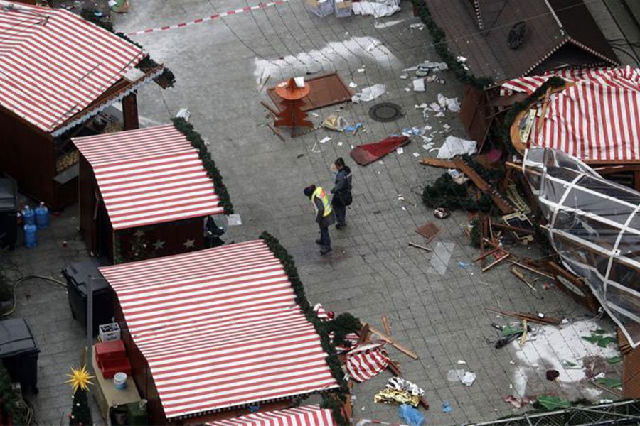 Attentato di Berlino: 31enne italiana tra le vittime e assassino ancora in fuga