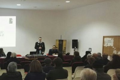 Un momento dell'incontro di prevenzione e sensibilizzazione su truffe e rapine organizzato dai Carabinieri di Seui