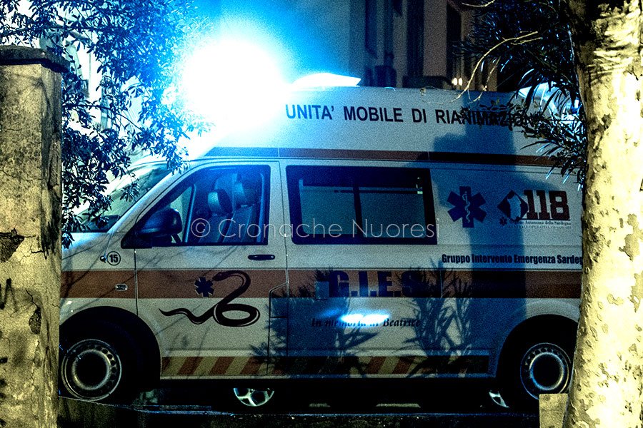 Nuoro. Un attimo disperazione e si lancia dalla finestra: salvato in extremis da un Poliziotto