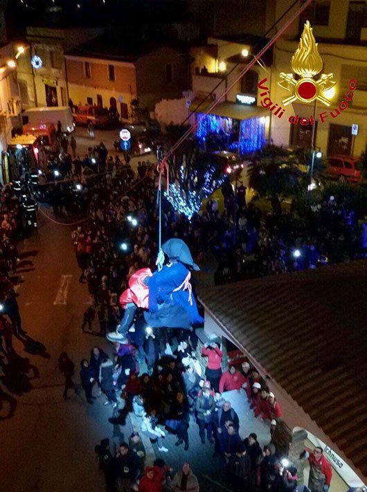 Bambini col naso all’insù per la discesa della Befana