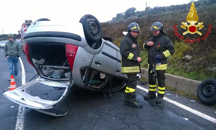 Citroen C3 esce di strada e si ribalta: due feriti