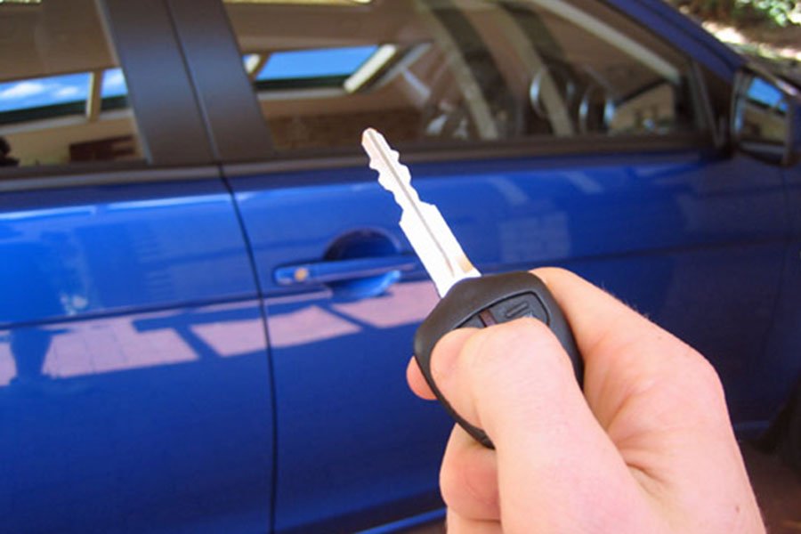 Chiusura centralizzata in tilt: paura per una bimba di un anno bloccata in macchina