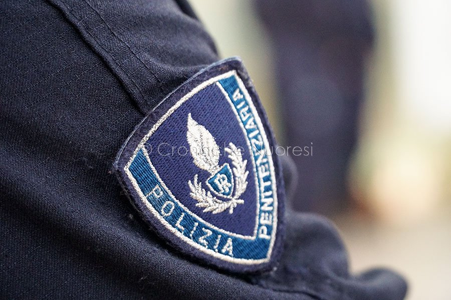 Bancali. Detenuto si dà fuoco: ustionati gli agenti che lo salvano