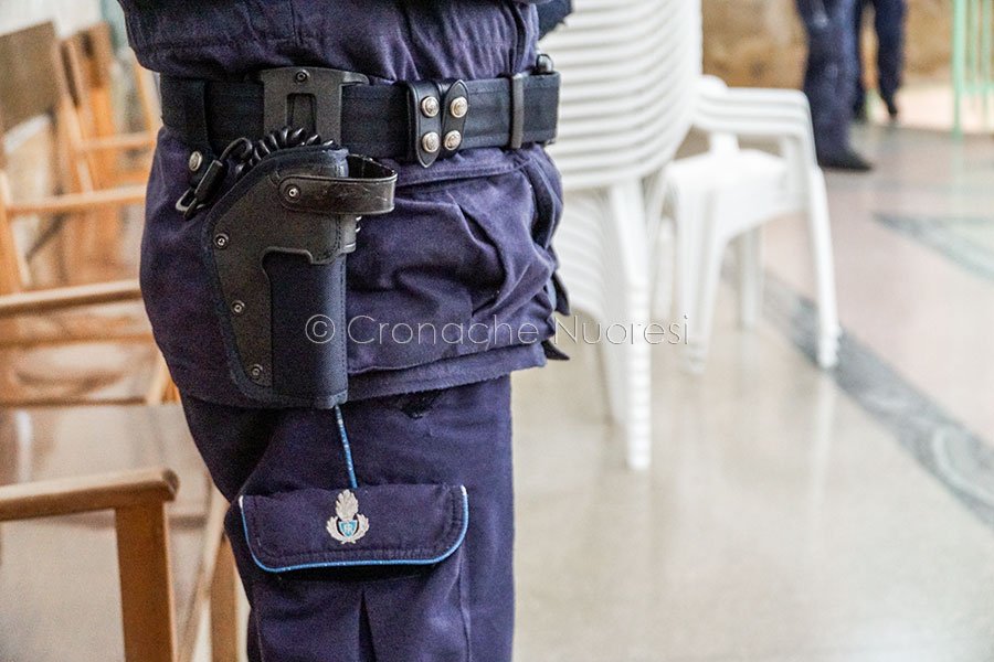 Paura nelle carceri sarde: detenuto tenta di strangolare un agente e ferisce altri poliziotti