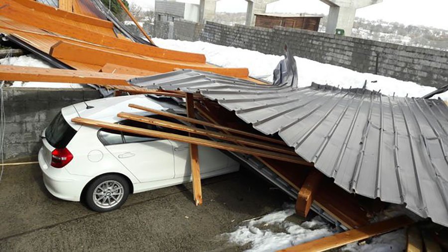 Maltempo: la tettoia dello stadio Fonni finisce su case e auto