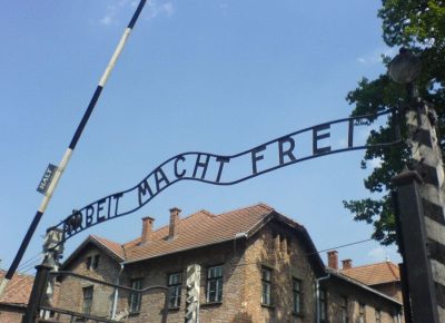 L'ingresso al campo di concentramento di Auschwitz