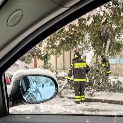 Vigili del fuoco in azione davanti alla piscina comunale