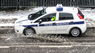 Un mezzo della Polizia Municipale (foto S.Novellu)