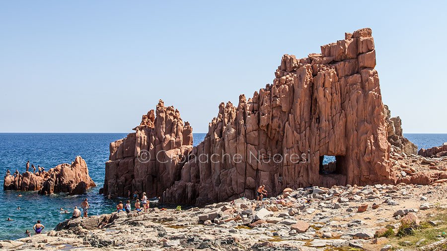 Cadono dalle Rocce rosse a Arbatax: due feriti a pochi minuti di distanza l’uno dall’altro