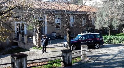 I Carabinieri davanti alla Scuola Elementare di Orotelli