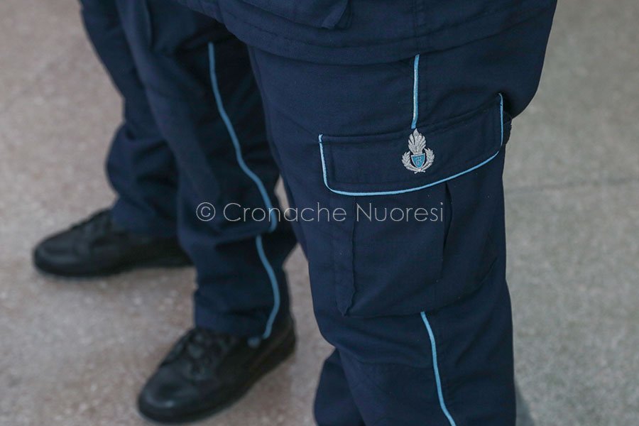 Badu ‘e carros. I cani antidroga scovano cocaina e hashish nell’auto della mamma di un detenuto