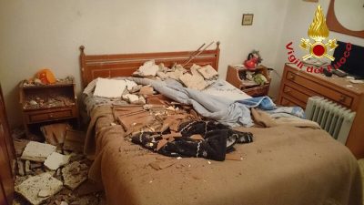 Siniscola. Macerie del soffitto crollate sul letto