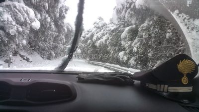 Carabinieri in viaggio nella neve a Tonara