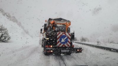 Spazzaneve in azione sulla 389, all'altezza di Janna 'e ferru) (foto S.Satta