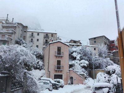 Uno scorcio di Urzulei sotto la neve