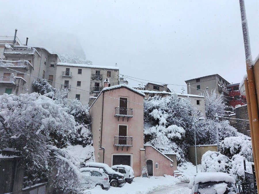 Maltempo: a Urzulei il sindaco noleggia un elicottero per portare foraggio agli animali negli ovili