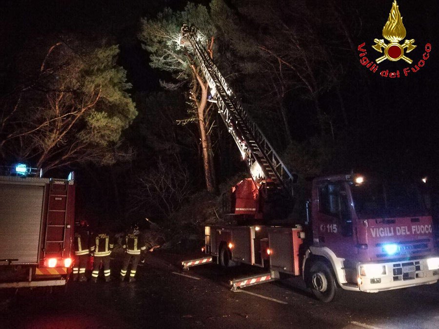 Vigili del fuoco al lavoro per mettere i sicurezza la rete viaria a Oliena, Orgosolo, Orani, Onanì e Bitti