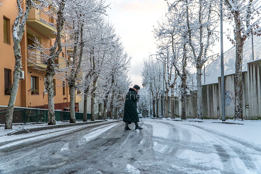 Nuoro si è svegliata sotto una fitta coltre nevosa. Neve e gelo su tutta l’Isola