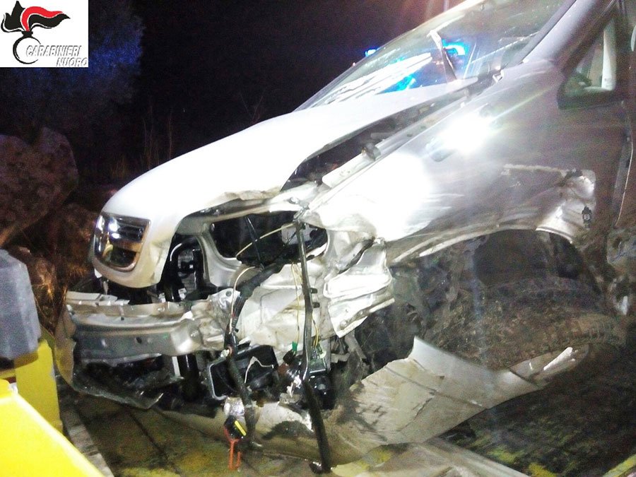 Opel Zafira perde il controllo e esce di strada: cinque feriti di cui uno, ventunenne, in rianimazione a Nuoro