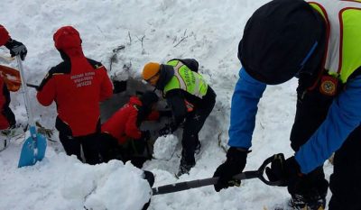 Soccorsi all'albergo di Rigopiano travolto dalla valanga