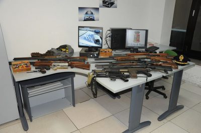 Le armi sequestrate dalla Polizia a Nuoro