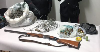 L'arma e le munizioni sequestrati