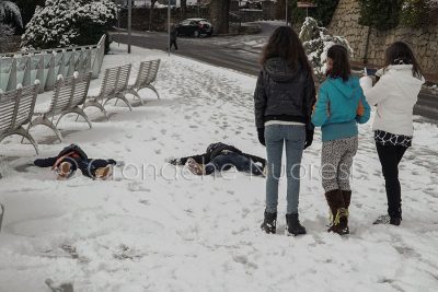 Nuoro. Bambini giocano con la neve in viale Ciusa (foto S.Novellu)