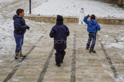Nuoro. Bambini giocano con la neve in p-zza De Bernardi (foto S.Novellu)