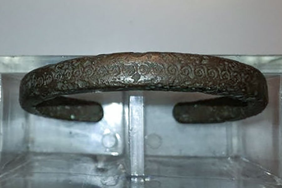 Trova in casa un bracciale epoca nuragica e lo dona all’associazione Nurnet