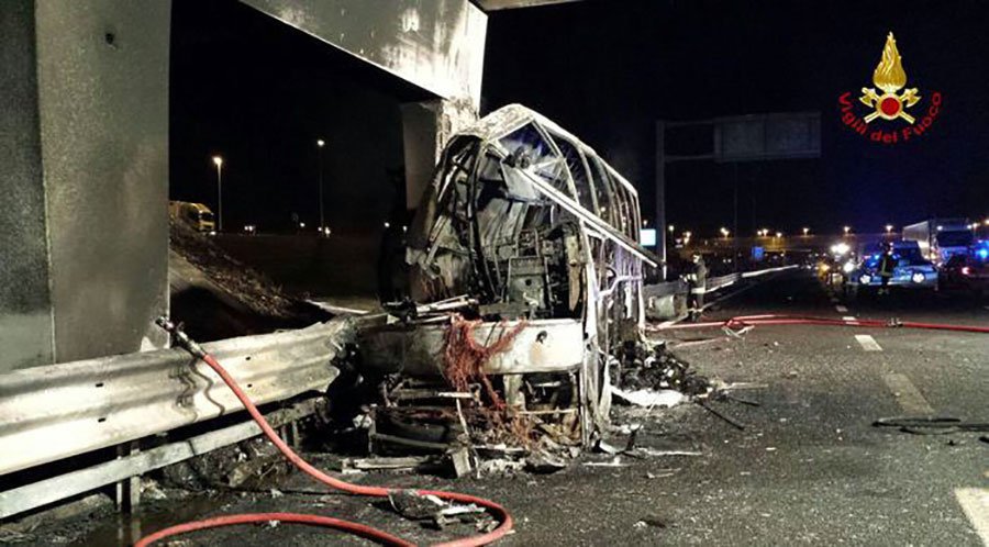Bus in fiamme sulla A4: 16 morti. Molti sono ragazzi tra i 14 e i 18 anni