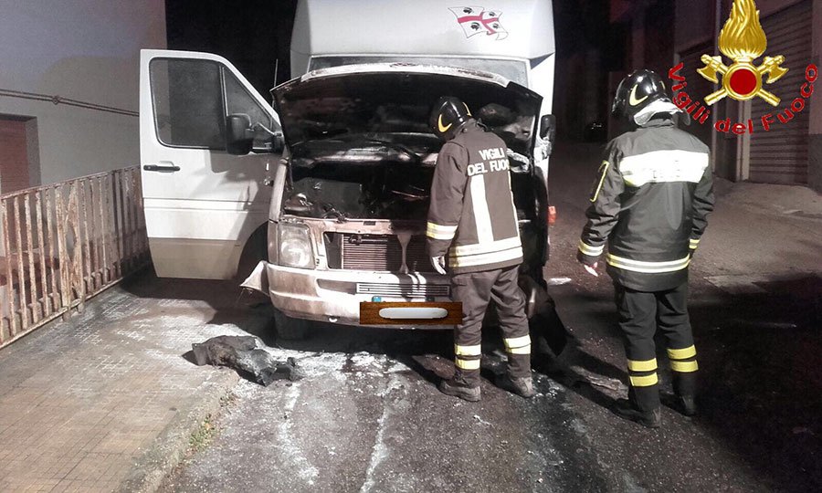 Nuoro. Attentato incendiario nella notte: dato alle fiamme un camper
