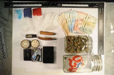 La droga e il materiale sequestrato a Nuoro