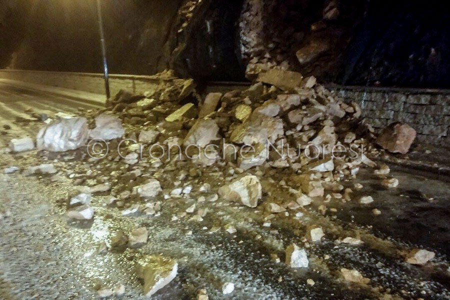 Nubifragio su Nuoro. Cede una rete di protezione e una frana blocca l’accesso in città