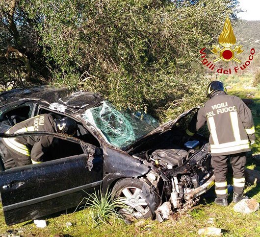 Renault Scenic esce di strada ribaltandosi più volte: ferito il conducente