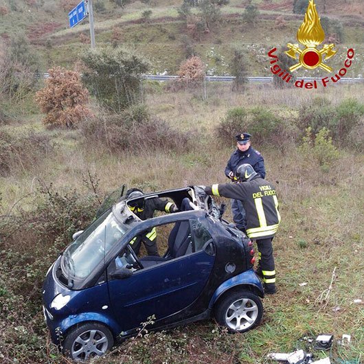 Esce di strada e si ribalta. La Stradale cerca il ferito ma era già in ospedale