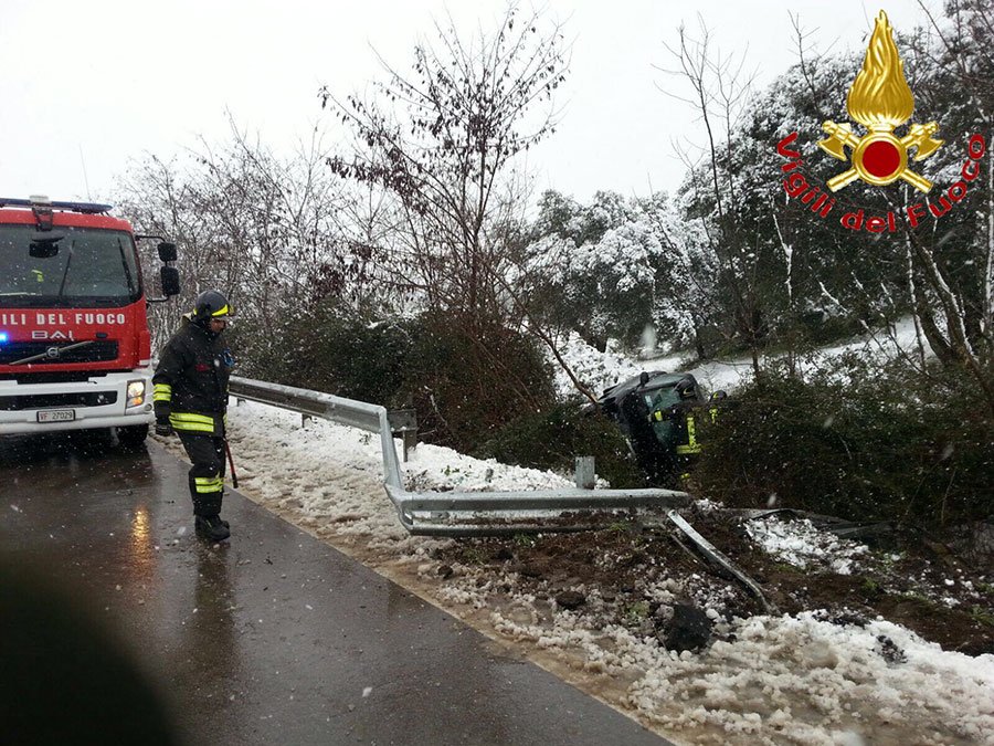 Lancia Y esce di strada sulla 389: in tre finiscono in ospedale