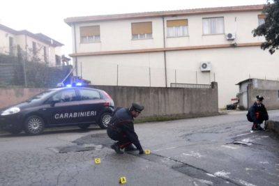I carabinieri mentre effettuano i rilievi