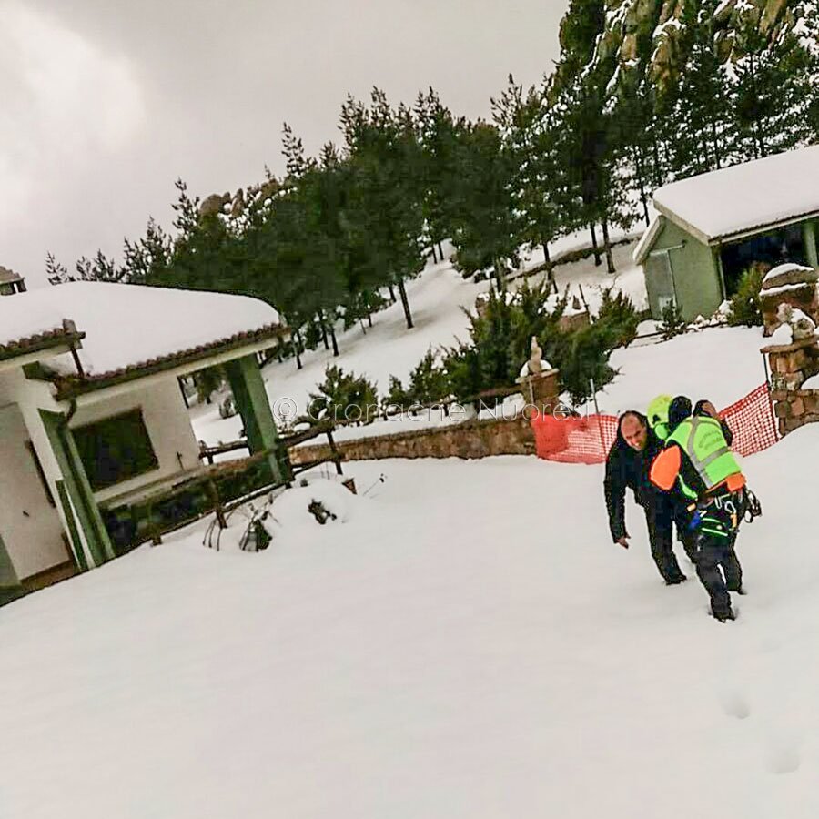 Emergenza neve: due operai bloccati da giorni nei pressi di Mamone salvati dell’elisoccorso