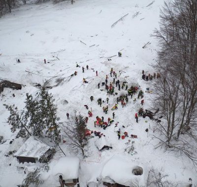 Soccorsi all'albergo di Rigopiano travolto dalla valanga