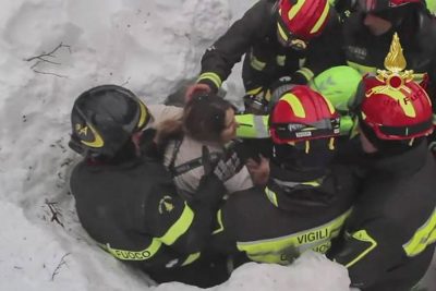Una donna superstite dell'albergo di Rigopiano travolto dalla valanga
