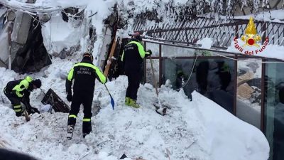 Soccorsi all'albergo di Rigopiano travolto dalla valanga