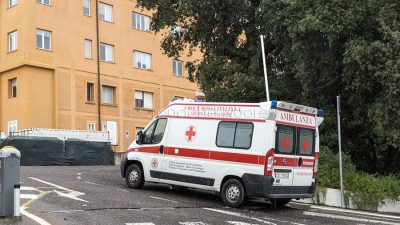 Un'ambulanza entra la Pronto Soccorso del S.Francesco (foto S.Novellu)